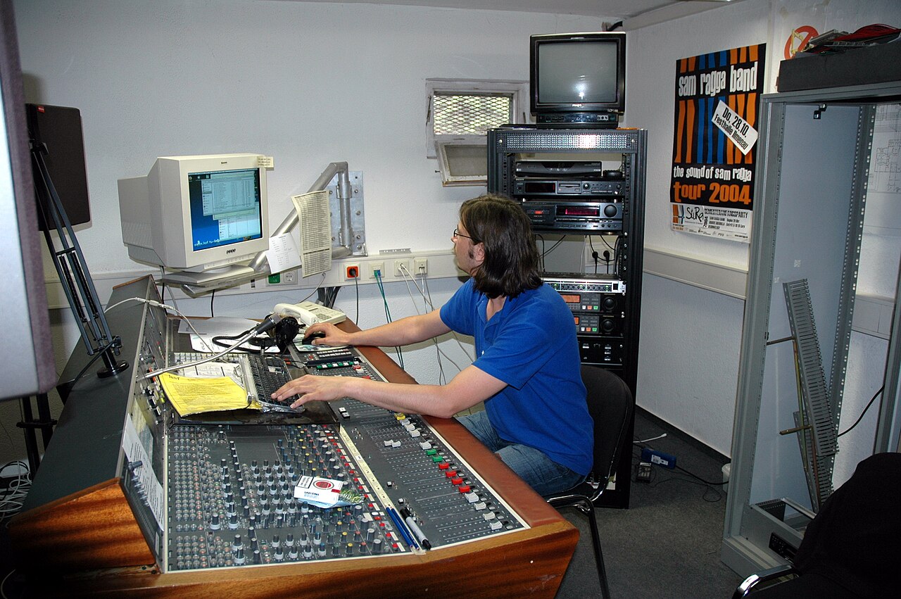 Person an einem Mischpult in einem Radiostudio