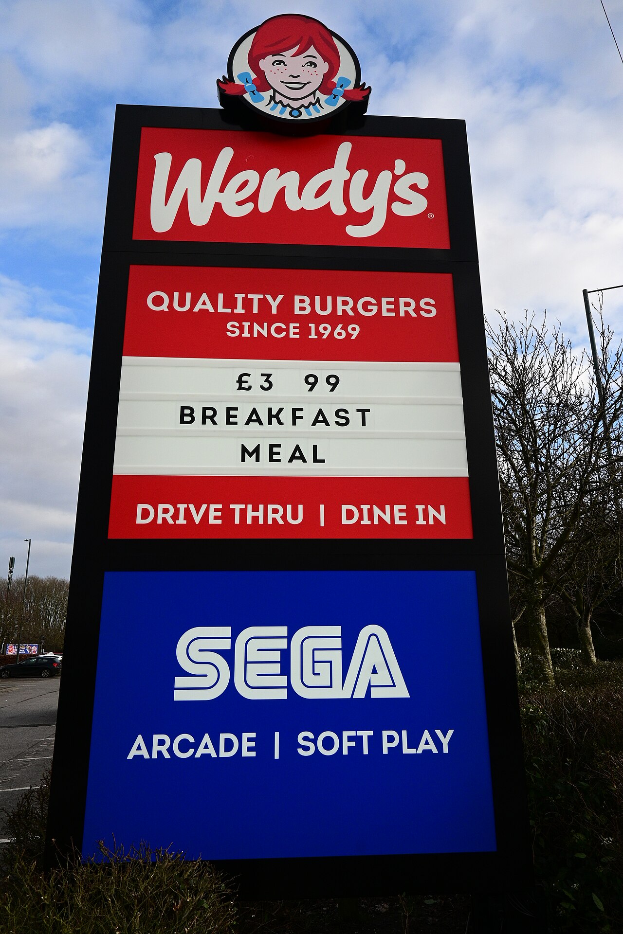 Werbeschild eines Wendy's Restaurants mit SEGA-Bereich in Kingston upon Hull