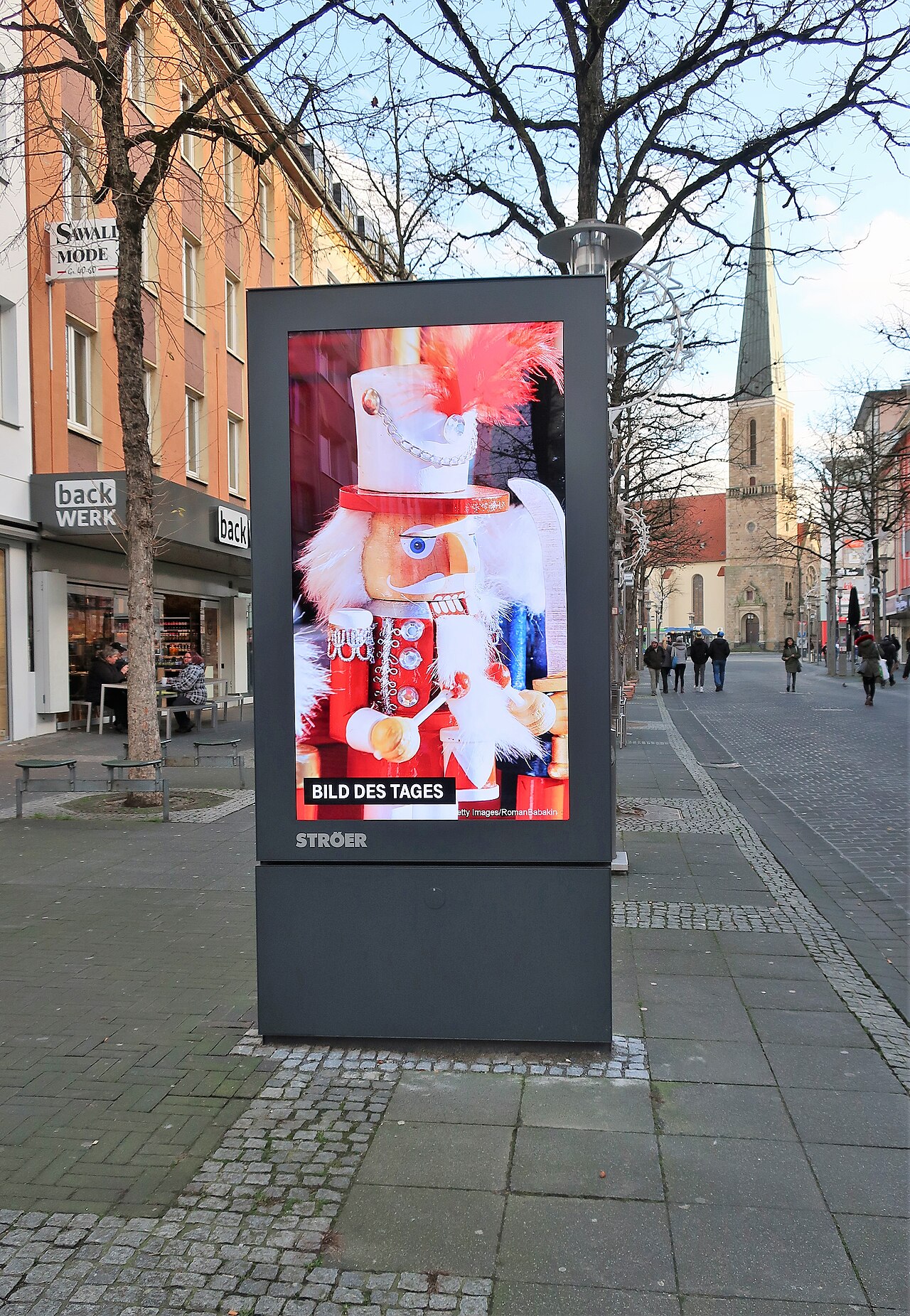 City-Light-Werbetafel in einer Fußgängerzone in Hagen, Mittelstraße