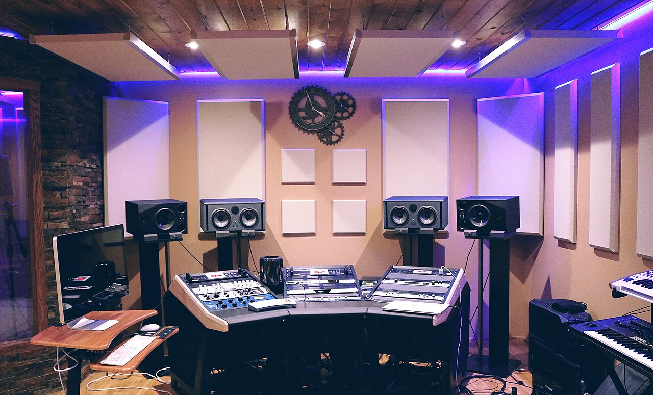 Tonstudio-Mischpult mit Monitoren und violettem Licht