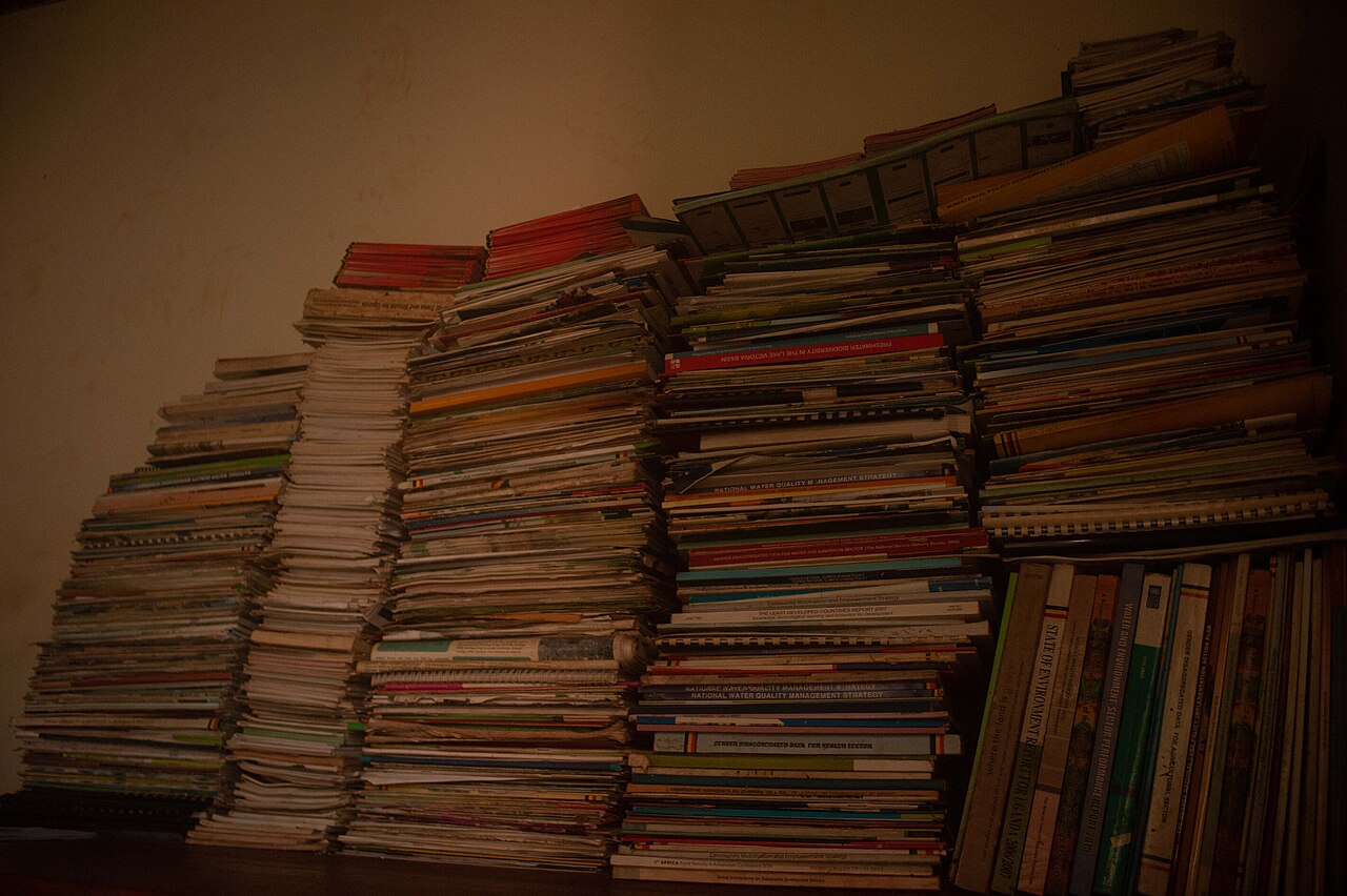 Stapel von Zeitschriften und Broschüren