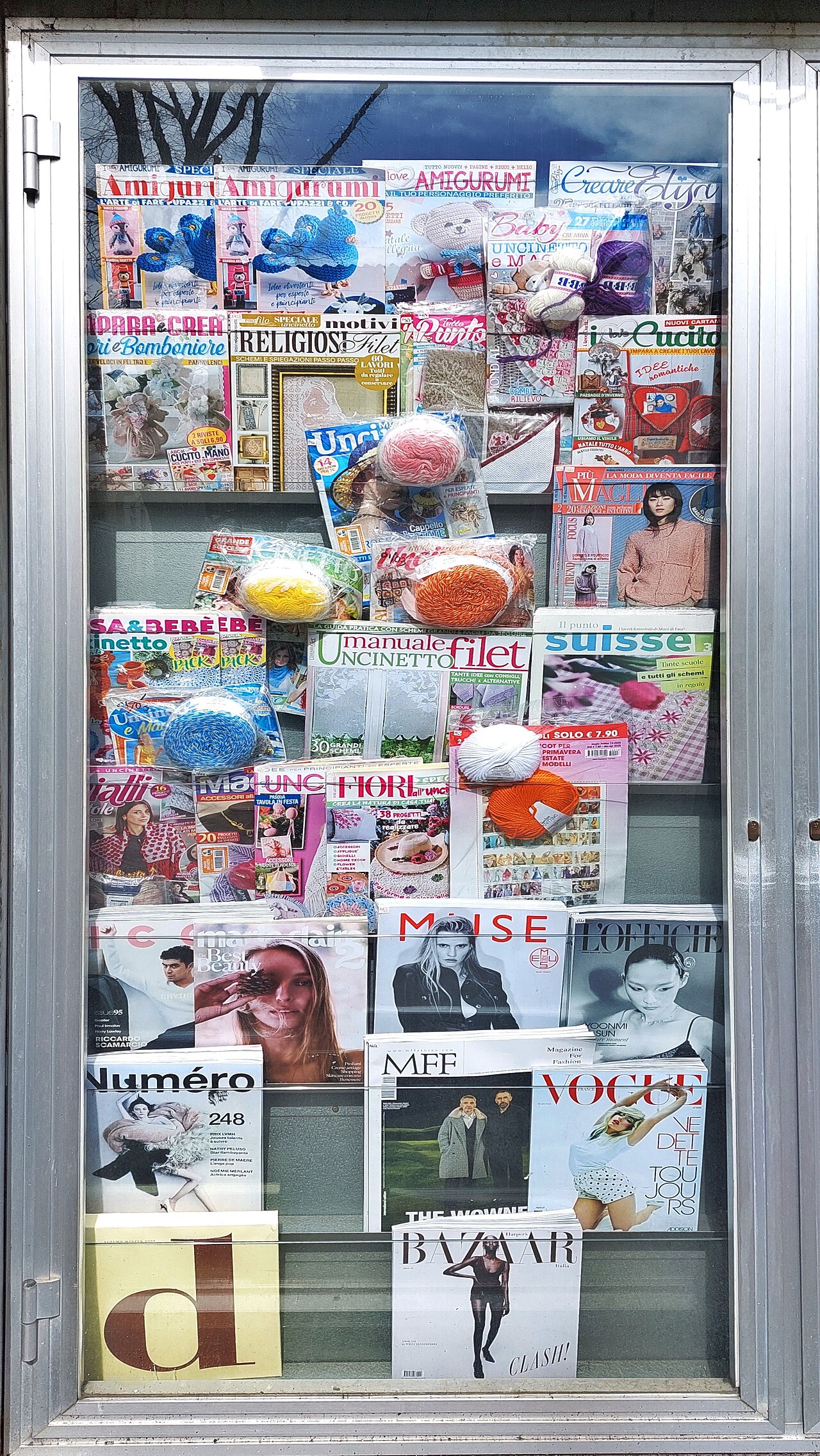 Schaufenster mit Zeitschriftenauslage