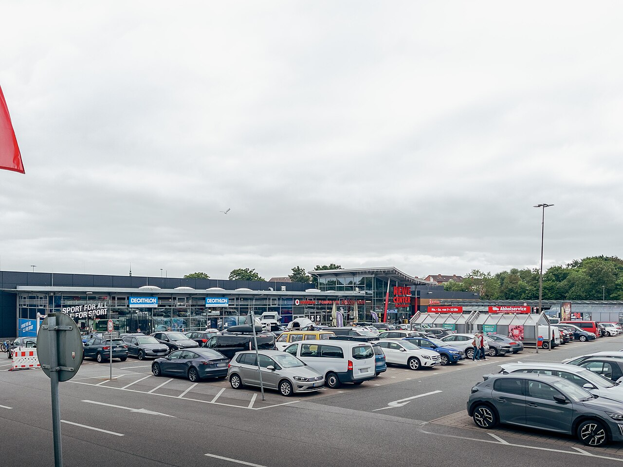Geschäftsgebäude mit Werbeschildern und Parkplatz