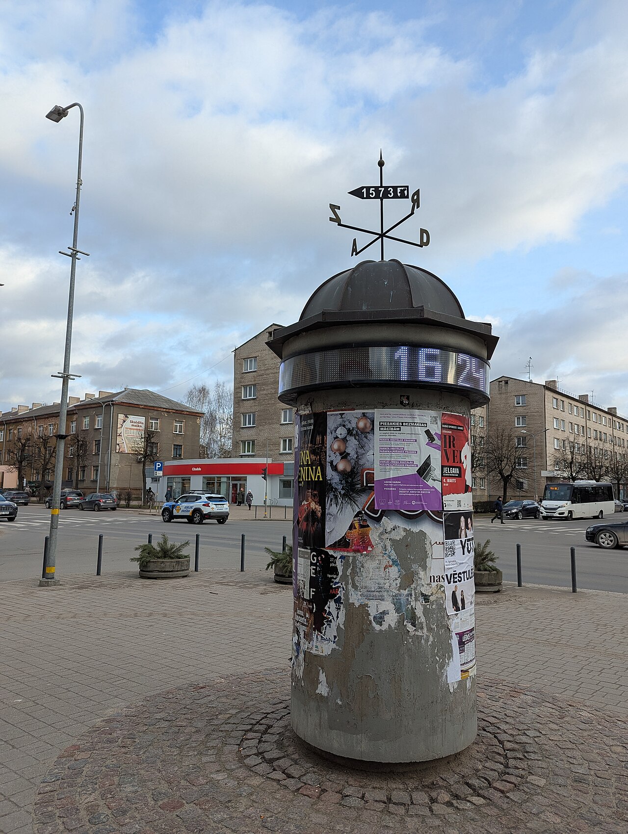 Litfaßsäule mit Werbeplakaten an der Liela iela in Jelgava