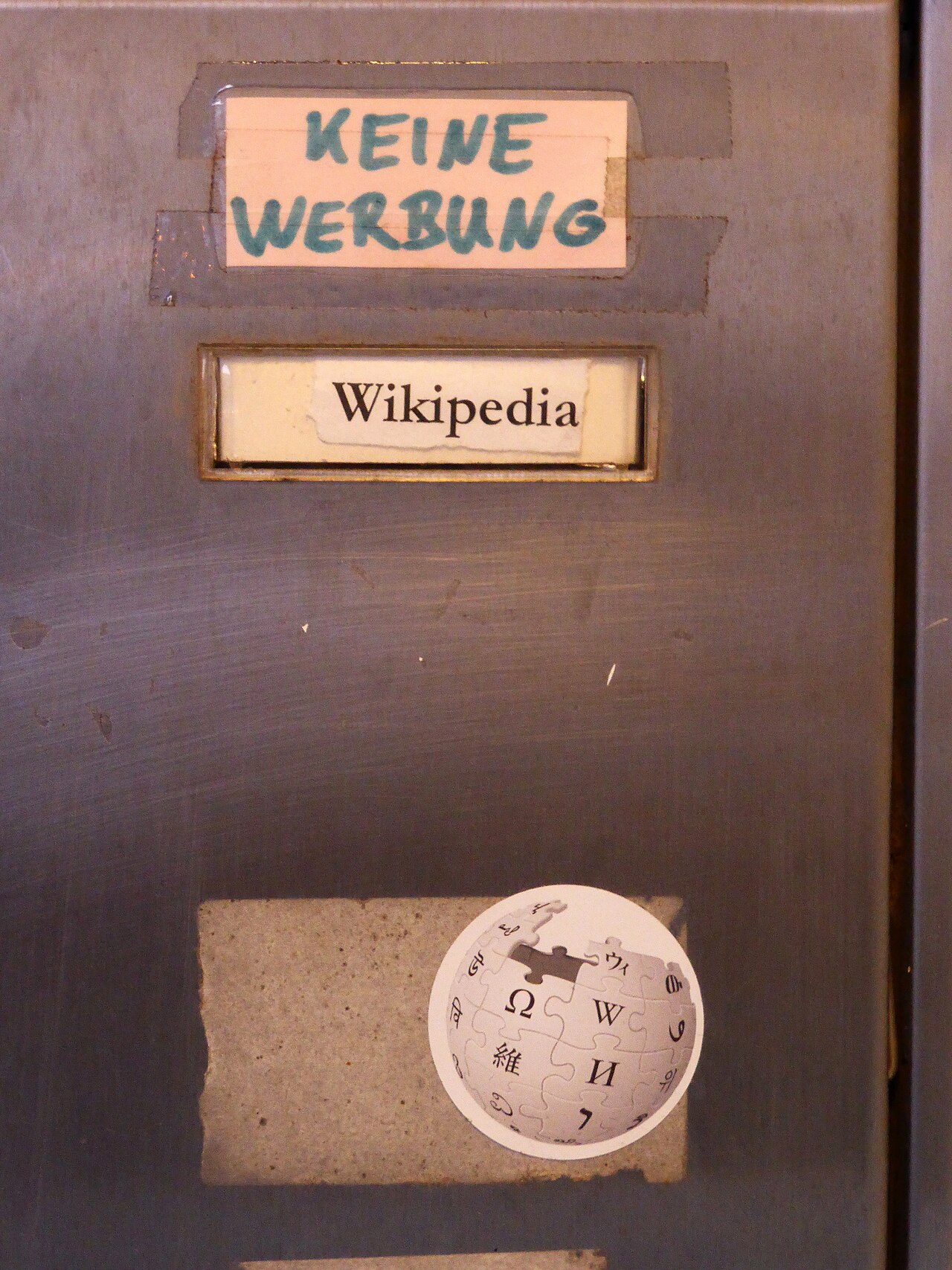 Briefkasten mit handgeschriebenem Zettel 'KEINE WERBUNG'