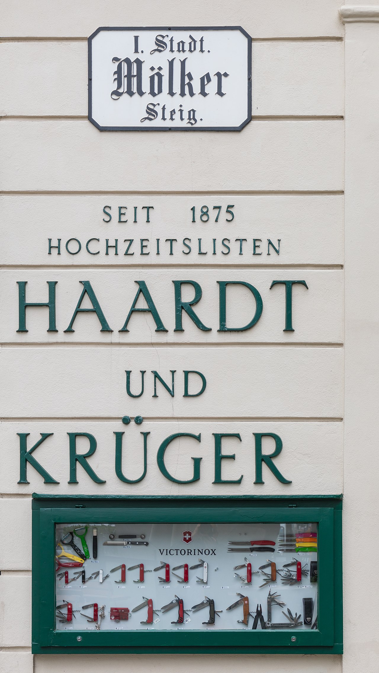 Schaufensterfront des Geschäfts Haardt und Krüger in Wien mit Schaukasten