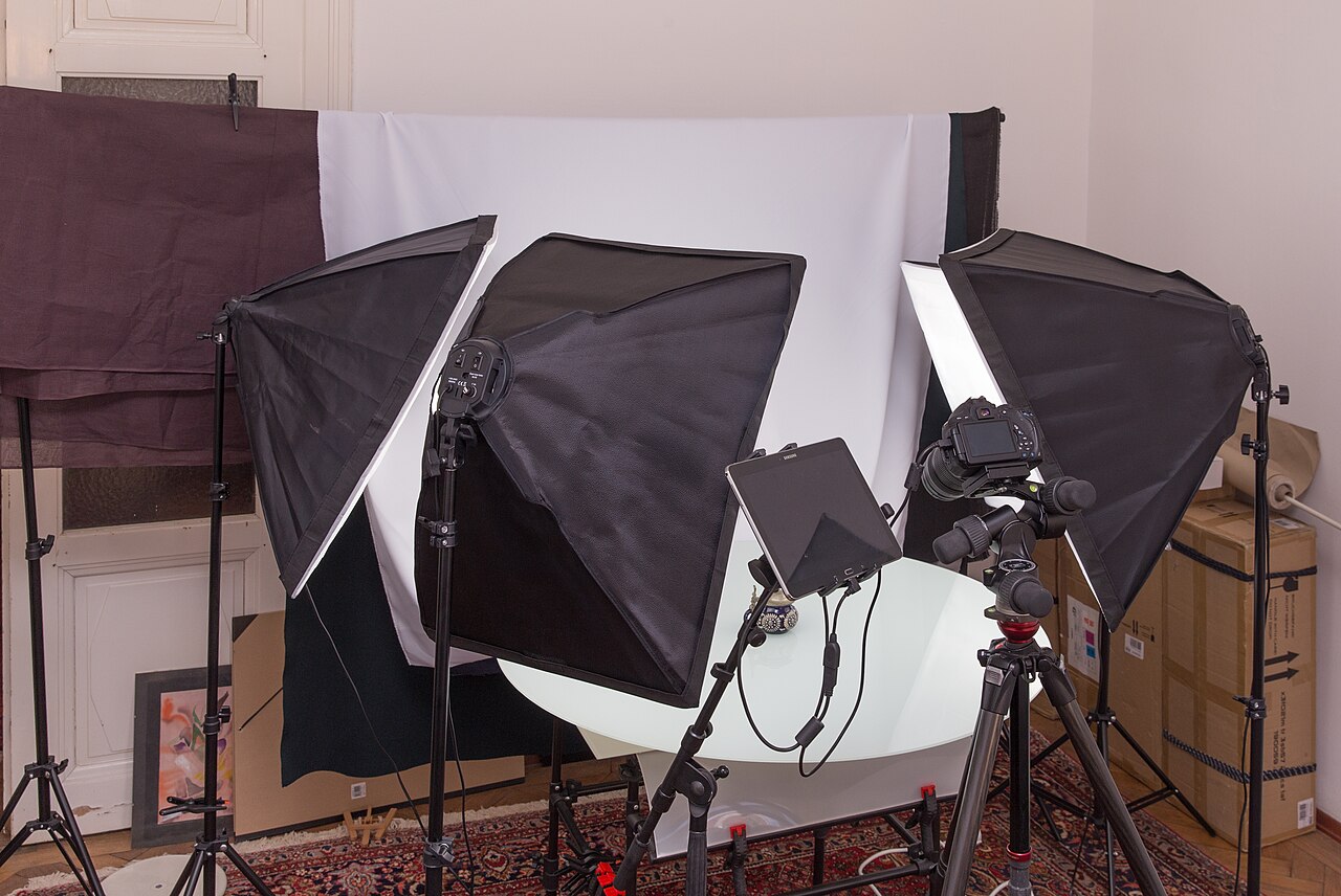 Fotostudio-Aufbau mit Softboxen und Kamera für Produktaufnahmen