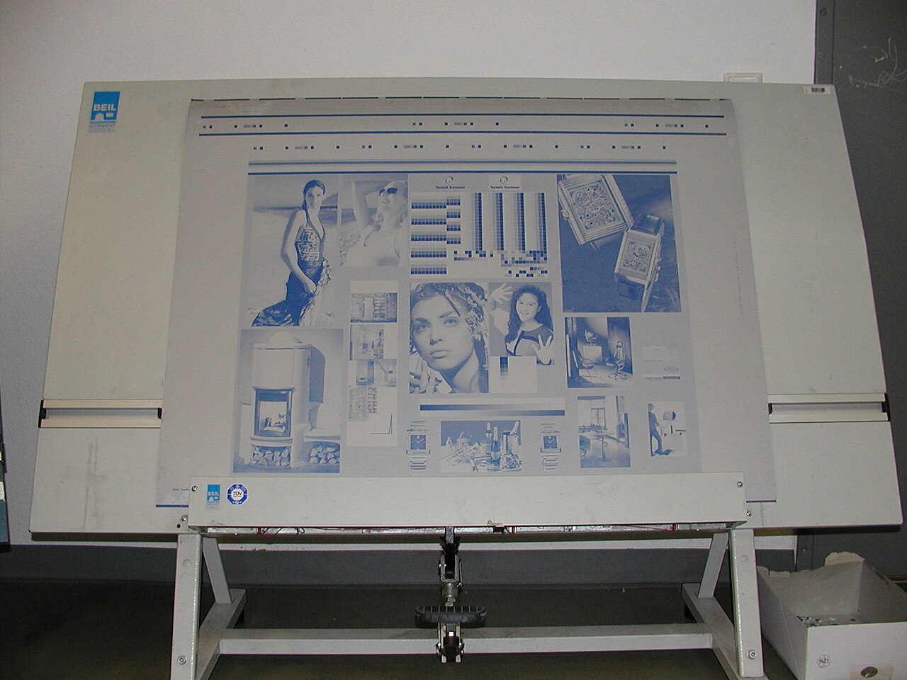 Offset-Druckplatte mit Layout auf einem Ständer