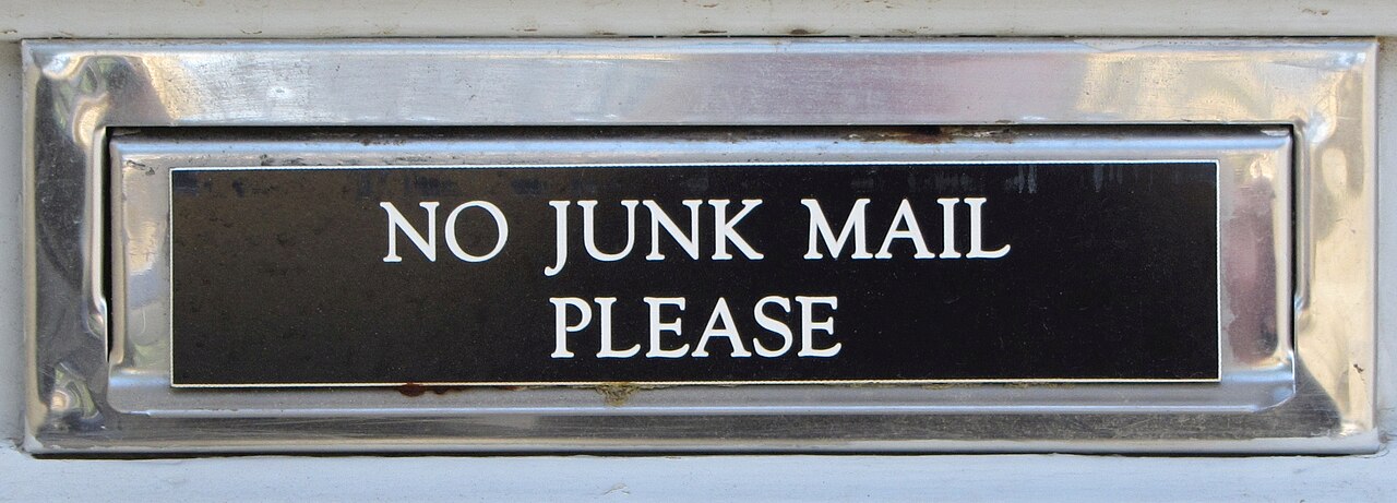 Briefschlitz mit Schild 'NO JUNK MAIL PLEASE'