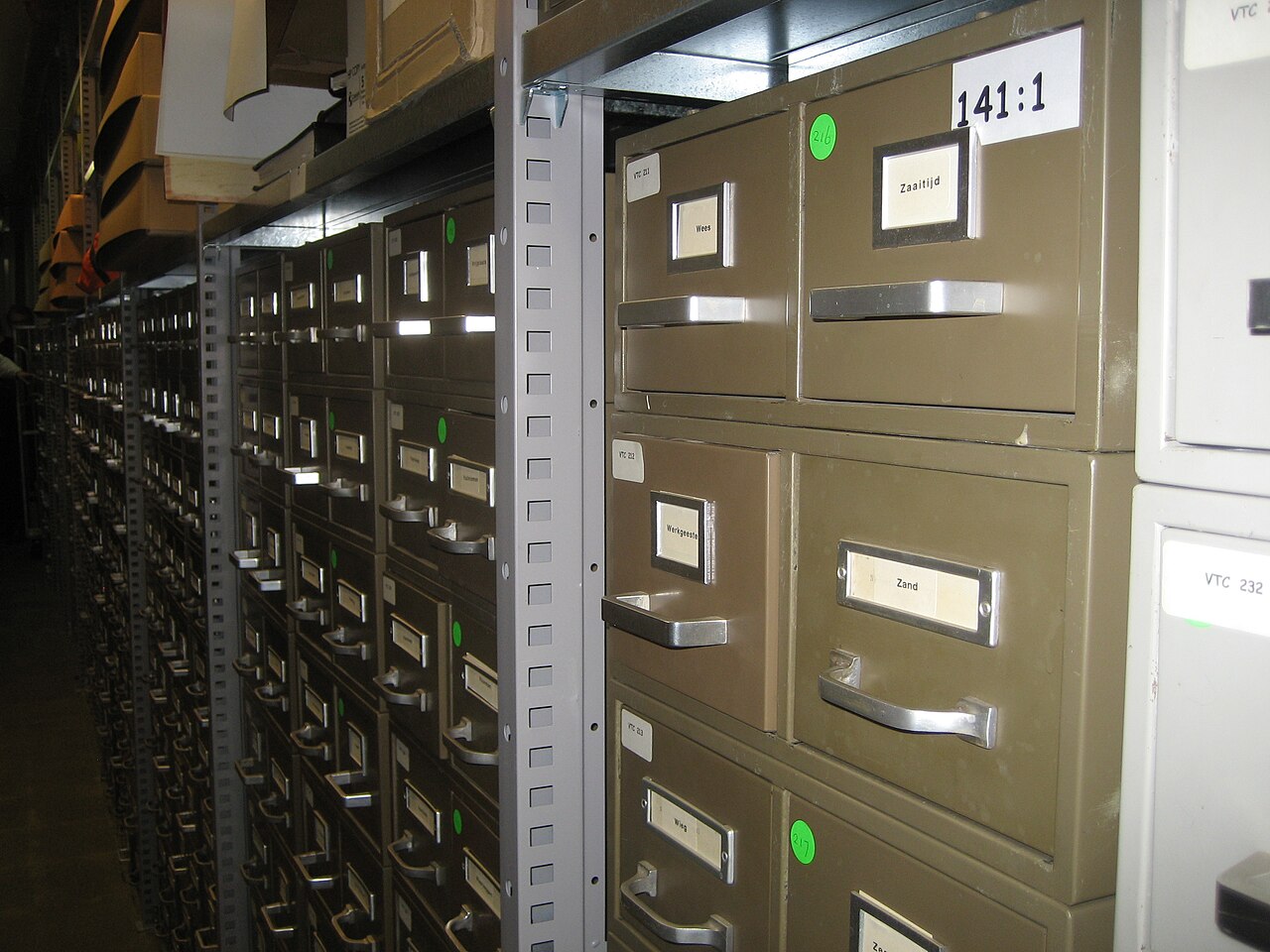 Beschriftete Metallschubladen mit Archivunterlagen