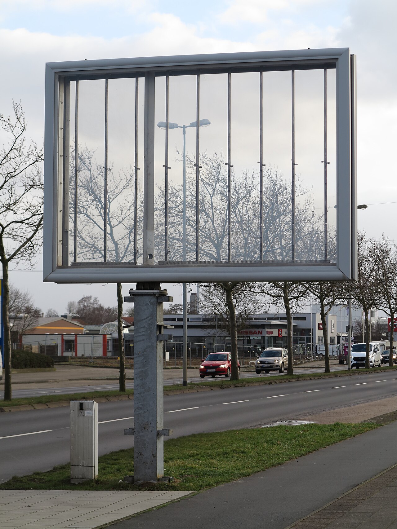 Leere City-Light-Werbetafel an einer Straße in Braunschweig