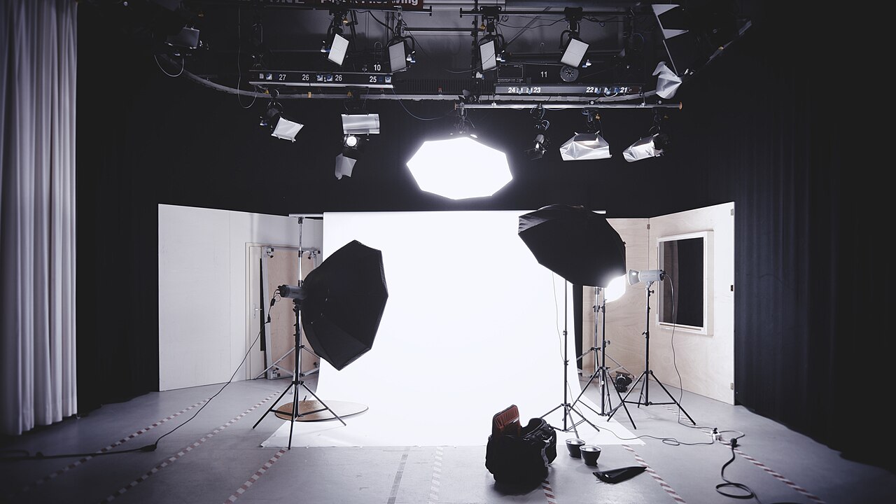 Fotostudio mit Beleuchtung und weißem Hintergrund