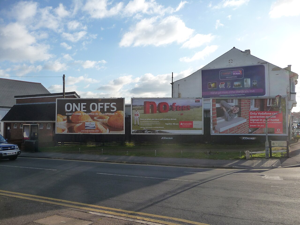Werbeplakate entlang einer Straße in Bournemouth, Moordown, Malvern Road