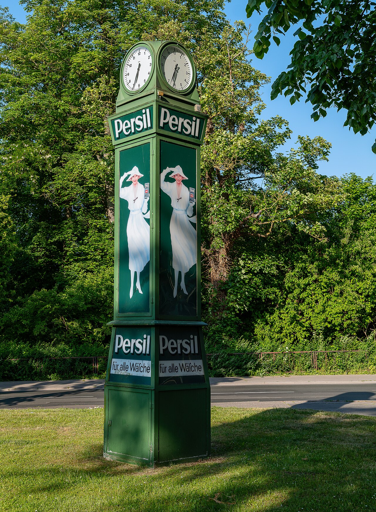 Grüne Litfaßsäule mit Uhren und Persil-Werbung in Wismar